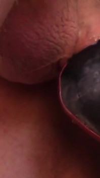 En mycket nära utsikt över en fantastisk avsugning action med många spottar och enorm oral creampie