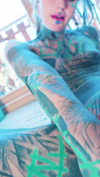 Tätowierter pornostar in dessous doppelpenetriert sich mit verrückten dildos