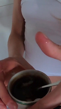 Bạn có muốn cà phê không? Hãy để tôi xuất tinh vào nó