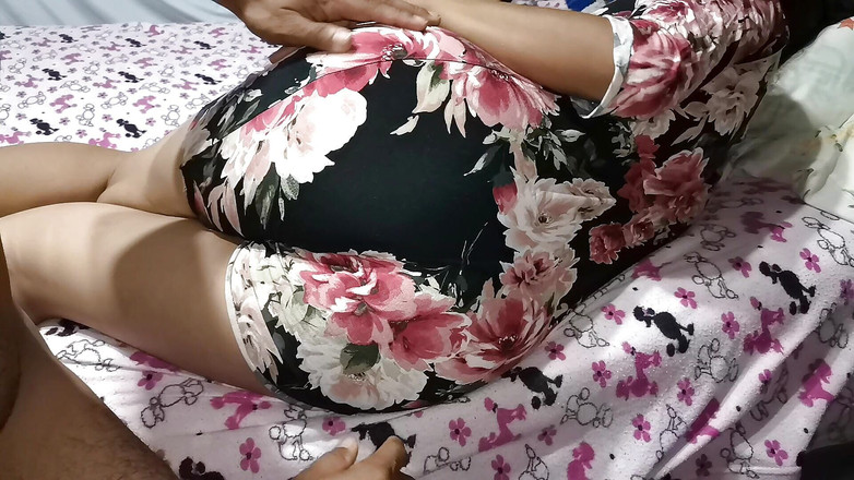 Marys: パパ、ベッドでチンポを求めている私のお尻とオマンコを見に来てください!