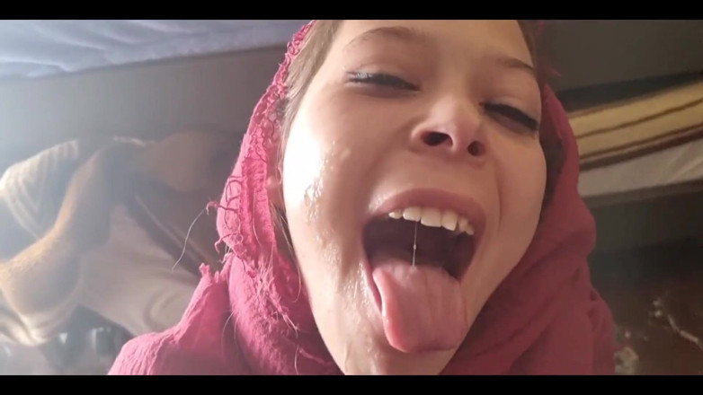 Holycandy: Mora पति का लंड चूस रही है
