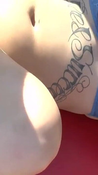 Curvă matură sexy tatuată futută în grup de o hoardă de pule - băi în șarjă de spermă