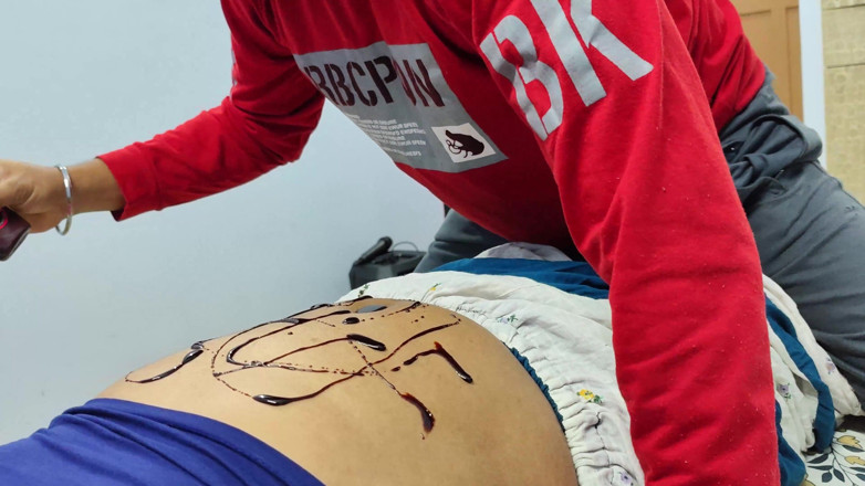 Vaigavarun45: BDSM mano legata e lecca il cioccolato dal buco dell'ombelico
