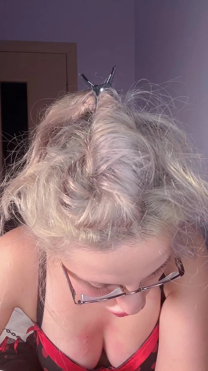 FinDom Goaldigger: Gooning met grote lippen, dikke bril en lange rode nagels...