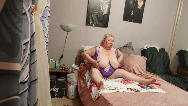 Zona901: 새엄마가 그녀의 큰 보지를 가지고 노는 걸 지켜봐