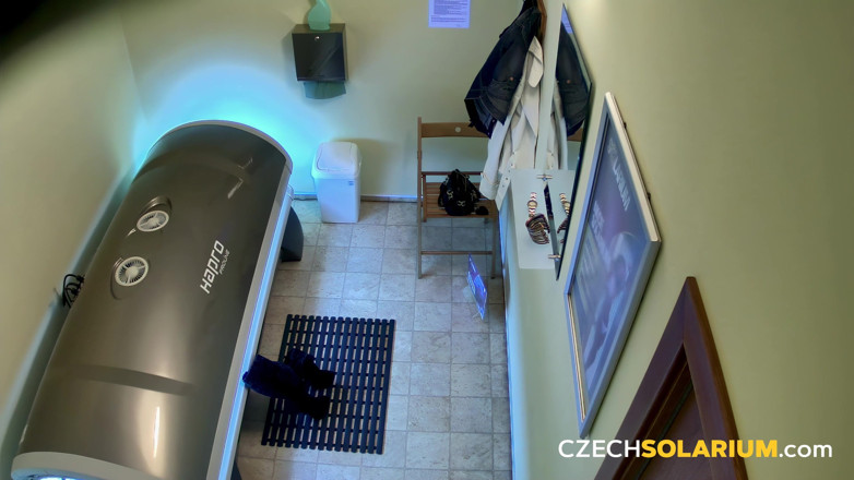 Czech Solarium: Czech Solarium 137: Silikonowy MILF obnaża wszystko w solarium