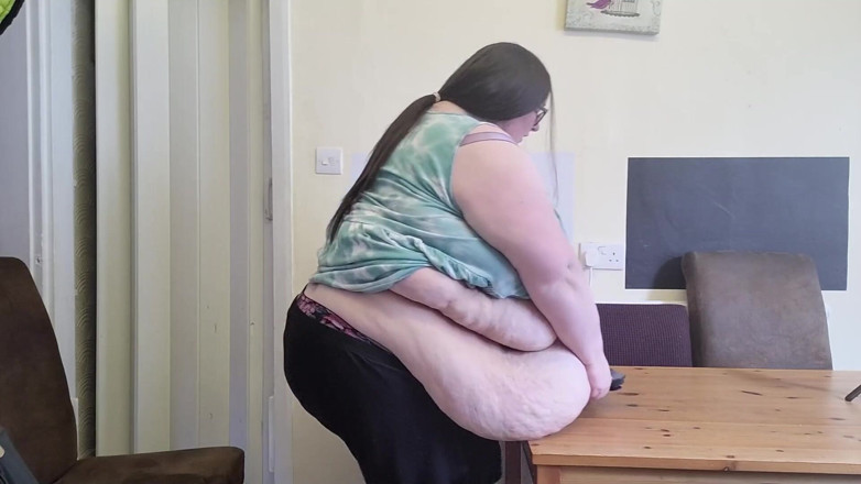 SSBBWLadyBrads: La pancia pesa di profilo in vista