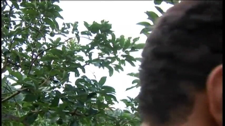 Latina Bang: Memek cewek semok latina rambut cokelat dijilat di kursi kolam...