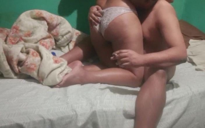 BigassMILF40: Me meto en la cama de mi gran madrastra y...