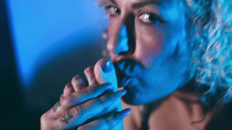 MariLou Moreira: Memantulkan dildo unicorn raksasa