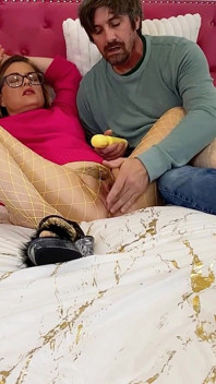 Slet huisvrouw wordt betrapt op het kijken naar porno mag en gestraft