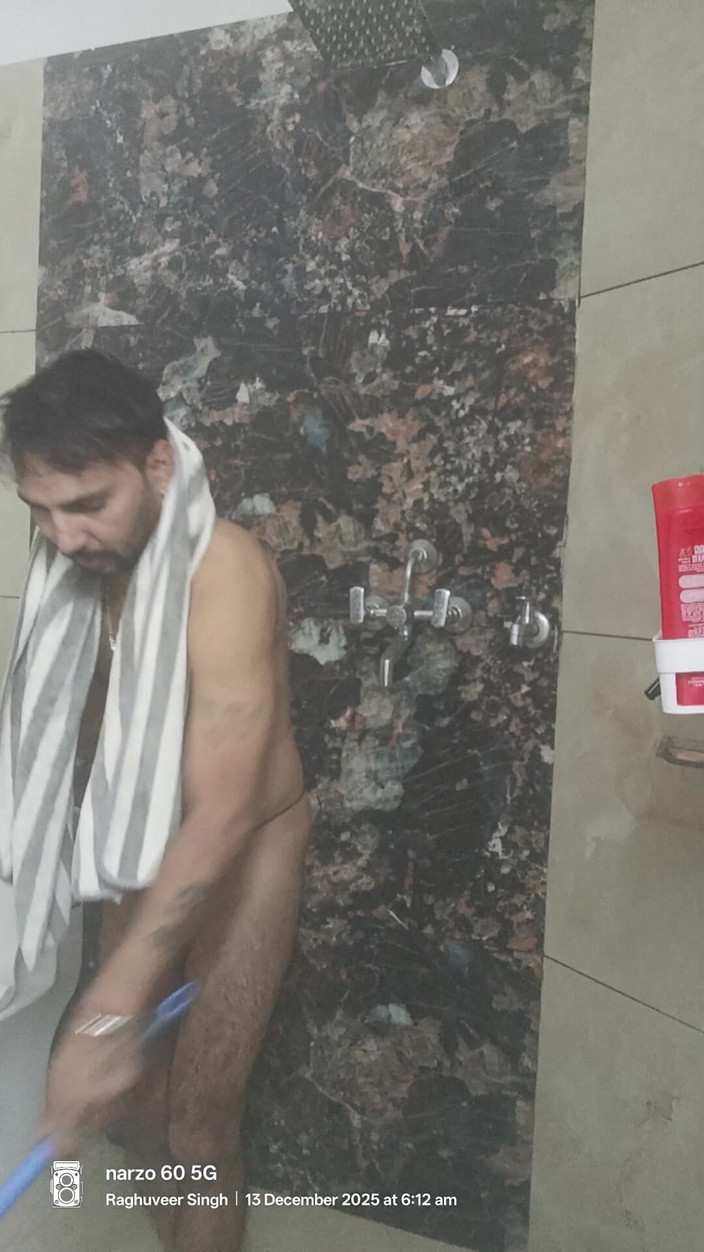 Rajasthani-old-lover: Indischer offizier der armee bekommt dusche