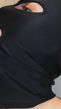 O tânără curvă ia o muie neglijentă de aproape