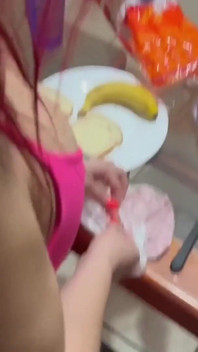 Zavallı dilenci sürtük ev hanımı tarafından sikiliyor