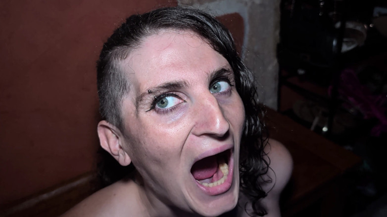 Trans dominatrix Gabrielle L: Scopando in giro mettendo una torre Eiffel nella bocca del...
