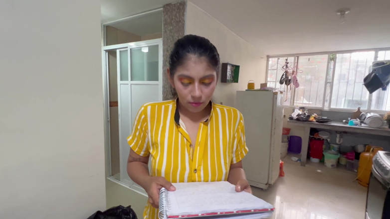 Lady: gumraah hara boodha aadmi do lesbiyan kolej ke chhaatron ko...