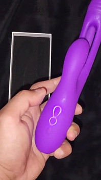 Un gran culo mangia del tutto il vibratore per gli avare di Juntame