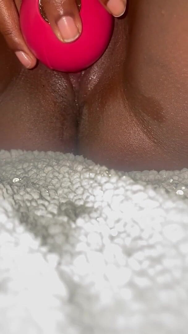 Ebony Squirts with Toy (Naughty Mochaa)