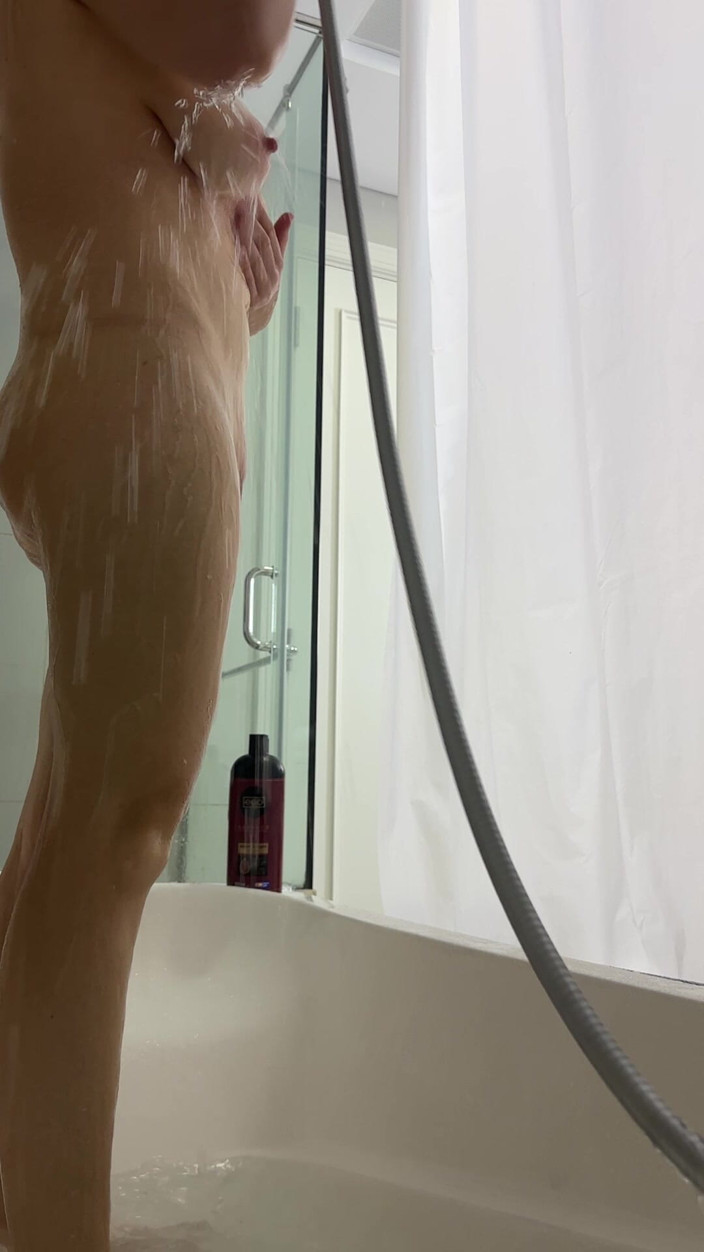 SweetLucy96: Природная красота бреет её киску