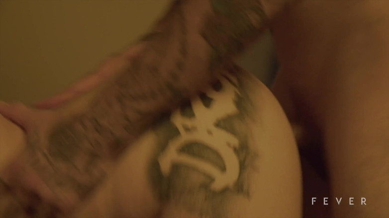 Fever Films: 18-letnia big ass girl uwodzi przyjaciela i ostro się pieprzy