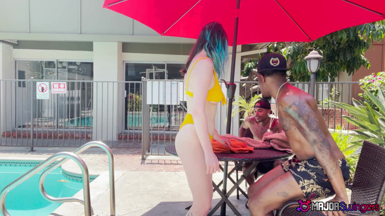 Major Swingers: Swinger seksi Ireland Rose dijemput di kolam &amp; dikongkek oleh dua...