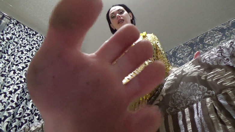 Goddess Misha Goldy: मैं तुम्हें अपना परफेक्ट फुट क्लीनर बनाऊंगा