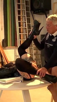 Une belle MILF blonde à gros nichons pisse et squirte avec une grosse bite mature