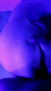 Szczęśliwa dziewczyna Kween Bunny B - Hardcore jebanie BBC w neonach