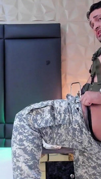 Soldat mit großem durstigem Hintern