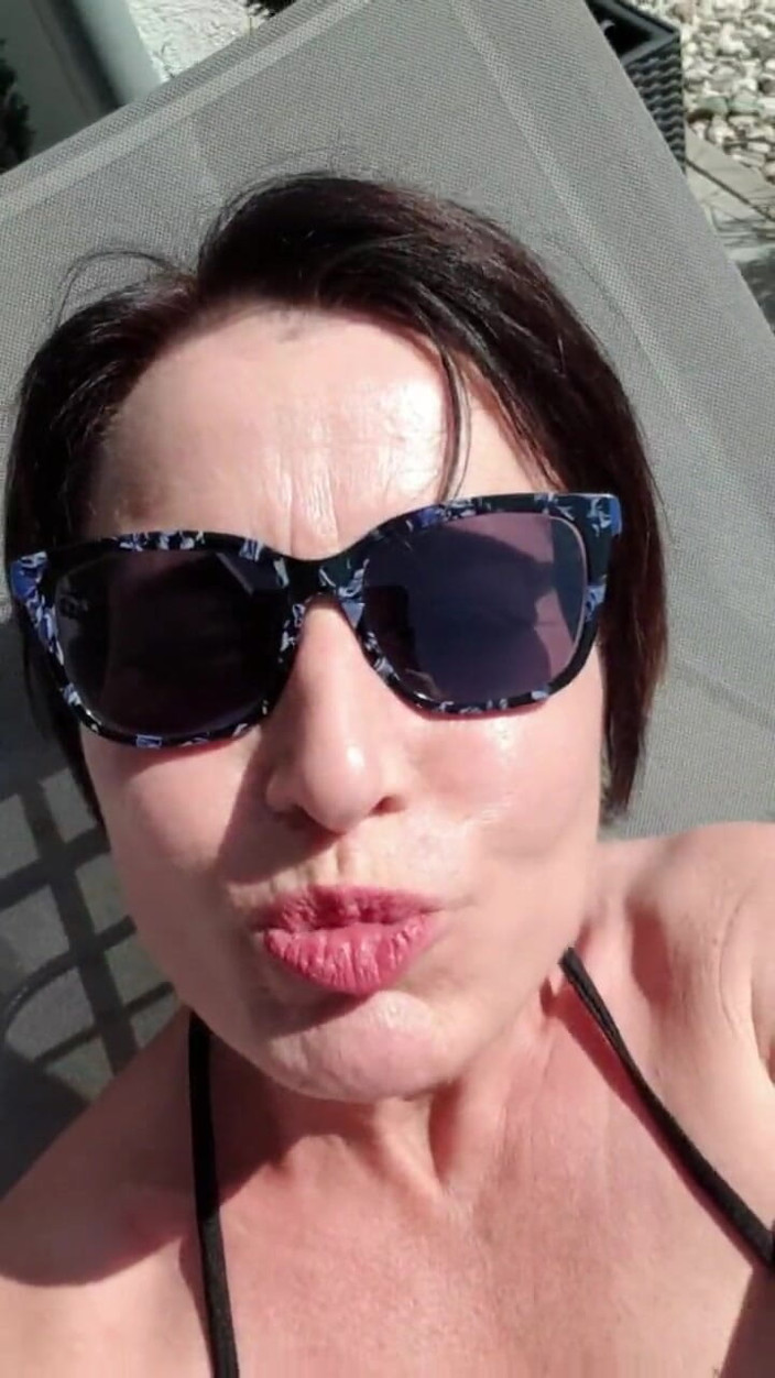 JulieEroticDress: Neigbours'um yanında çoklu fışkırtma oitdoor