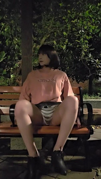 La pseudo-ragazza Tingxuan si masturba all'aperto con una barra di vetro trasparente