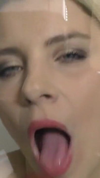 Buď přede mnou kouření robertku a honění prsou