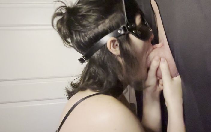gabriellablows: Tesuda puta chupando pau e tomando um facial no Gloryhole