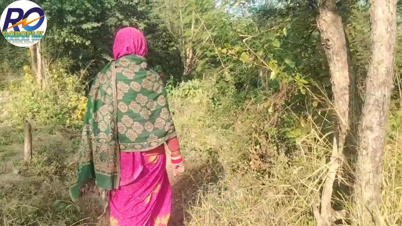 ROBOPL Xhamster: M-am plimbat în jungla satului desi și mi-am ridicat sari-ul și mi-am arătat...