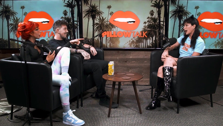 Pillow Talk: Lexy Panterra scuote il culo in Podcast Studio!