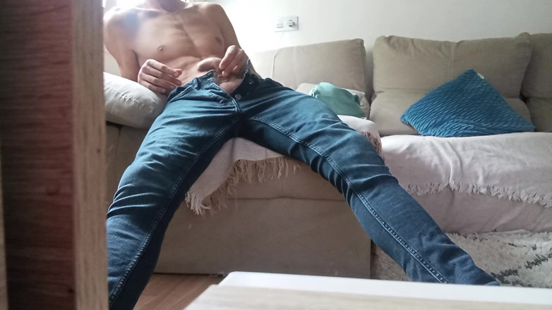 Elvissc: Excitat se masturbează cu o pulă mare și frumoasă se masturbează...