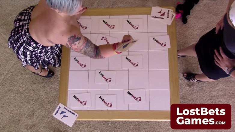 Lost Bets Games: Dos chicas con memoria como Goldfish jugando un juego travieso