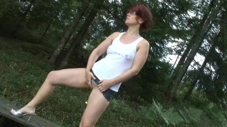 Popp Sylvie: Meando con bolas de acero en su coño