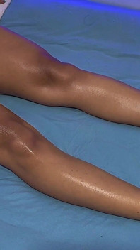 Ouça ela gemer enquanto sua buceta é massageada