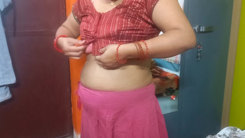 Manjushukla: Kırmızı sari içinde çok güzel Hintli yenge