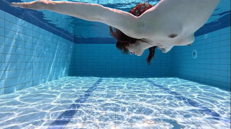 Elena917: Swimming fetish - nackt schwimmen unter wasser