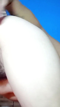 MiLF latina gioca con la sua enorme figa pelosa a pecorina