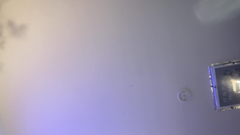 Savage confidence: Berbohong di atas katil dengan kamera antara kaki saya tengok...