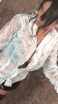 Baños Calientes - 1_brunette De Escena Con Un Gran Culo Disfruta Teniendo Sexo En El Baño Mientras Usa Una Tanga.