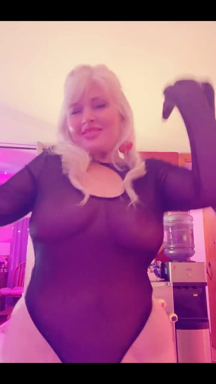 PaintedRose: Yuk, pakai baju dan stoking tembus panik dong!