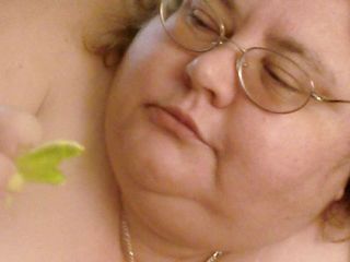 BBW nurse Vicki adventures with friends: 거유를 괴롭히는 미니 버거를 먹는 누드 ssbbw