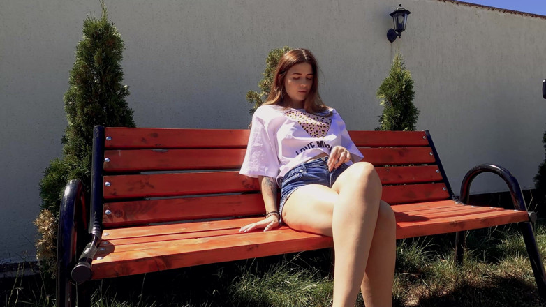 SassyTiff: Гаряча лавка блондинки-бомби