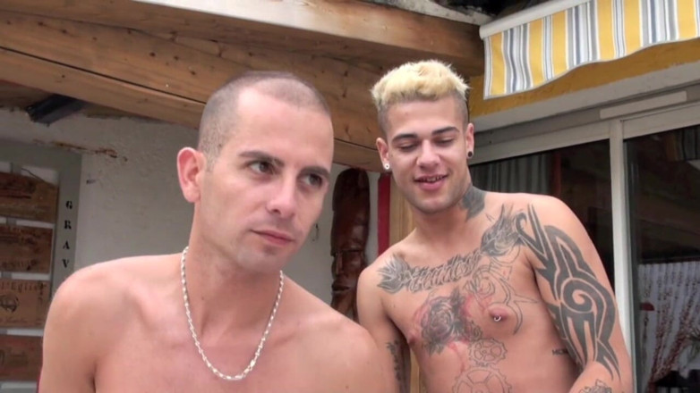 French Twinks Amator videos: Xavio는 포르노 스타 Mickey Taylor에게 따먹히다
