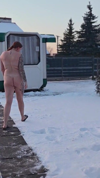 Femdom. Due donne tettone piscino nude nella neve, poi fanno mangiare un ragazzo nudo e leccano la neve gialla.