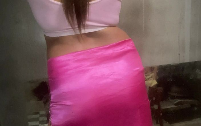 Tiyana: Cô vợ nóng bỏng lắc đít và chồng ghi lại